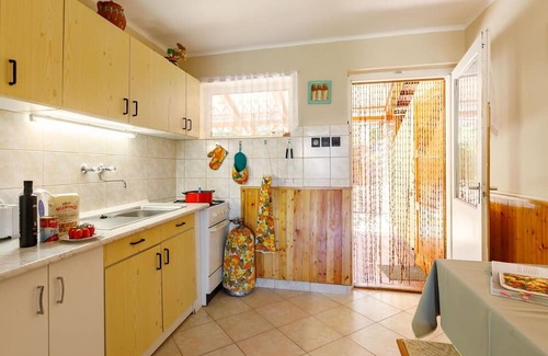 Balatonszarszo Maison | Stunning villa for 5 people with TV, patio and parking