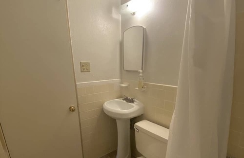 Florissant Appartement | Quiet cozy apartment right off the highway! Next to 3 shopping plaza’s!