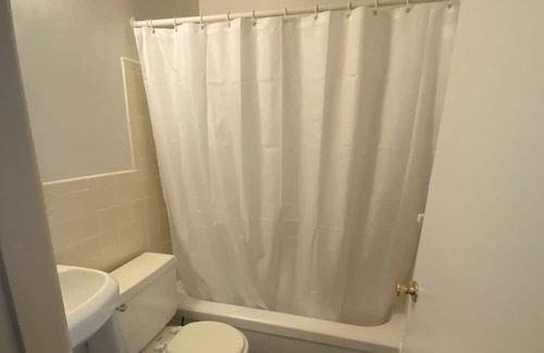 Florissant Appartement | Quiet cozy apartment right off the highway! Next to 3 shopping plaza’s!