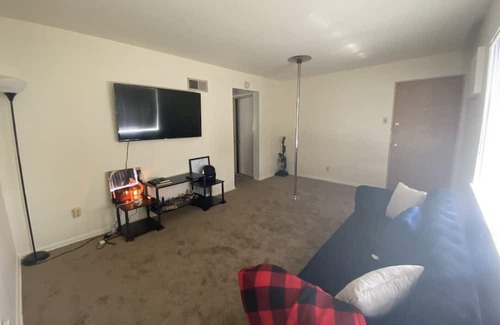 Florissant Appartement | Quiet cozy apartment right off the highway! Next to 3 shopping plaza’s!