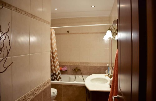 Gastouni Appartement | Kiki’s 3BD apt. with Citrus Garden & BBQ