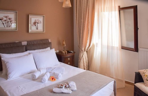 Gastouni Appartement | Kiki’s 3BD apt. with Citrus Garden & BBQ