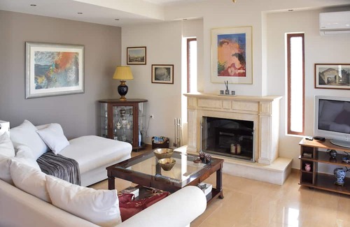 Gastouni Appartement | Kiki’s 3BD apt. with Citrus Garden & BBQ