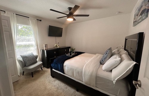 Deltona Lakes Maison | Private Luxury Guest Room w/ Golf Course Access Separate Entrance