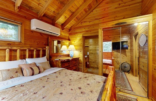 Marmot Cabine | Secluded cabin with pond views, streaming, W/D, & partial AC - dog-friendly