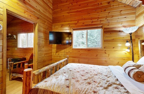 Marmot Cabine | Secluded cabin with pond views, streaming, W/D, & partial AC - dog-friendly