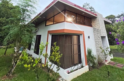San Isidro de Grecia Cabine | EcoSky "Tranquil Retreat Near La Fortuna: Private Pool, Lake Access, and More!"