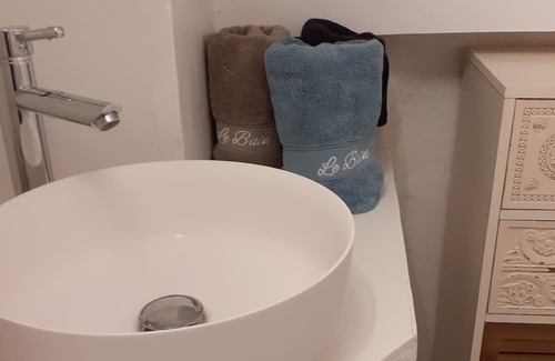 Mondalazac Maison | La Petite Maison Bleue du Grand Mas