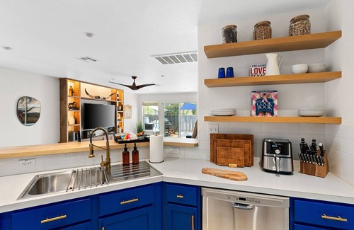 Georgetown Maison | Dog-friendly home in downtown Georgetown with firepit, deck, grill, cornhole, AC