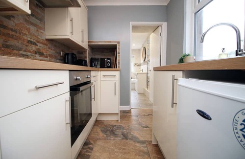 Abertillery Maison | Cosy 3BR Home| Scenic Views| Ideal for Walks & Work