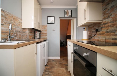 Abertillery Maison | Cosy 3BR Home| Scenic Views| Ideal for Walks & Work