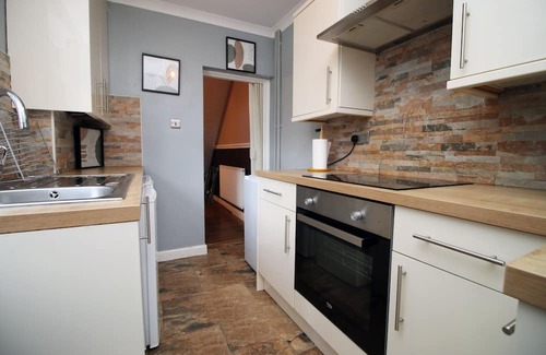 Abertillery Maison | Cosy 3BR Home| Scenic Views| Ideal for Walks & Work