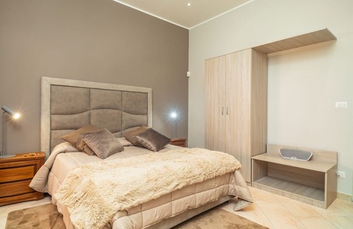 Belpasso Maison | Holiday Home 'Le 100 Sculture Apartment' with Mountain View, Wi-Fi and Air Conditioning