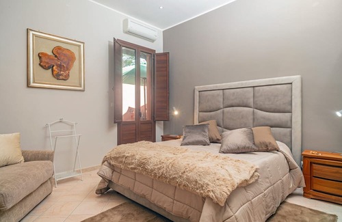 Belpasso Maison | Holiday Home 'Le 100 Sculture Apartment' with Mountain View, Wi-Fi and Air Conditioning