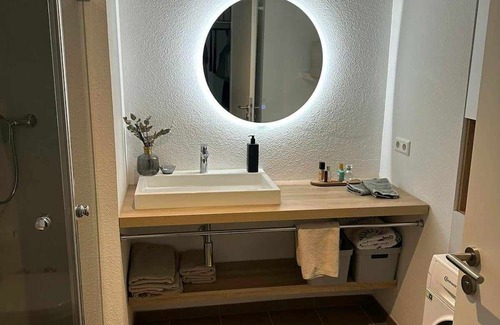 Oos Appartement | Apartment 'Gemütliches Businessapartment' with Private Terrace, Balcony and Wi-Fi