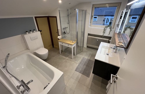 Homberg Maison | Großes Ferienhaus in Nordhessen: 180qm mit Fünf Schlafzimmern und Drei Bädern
