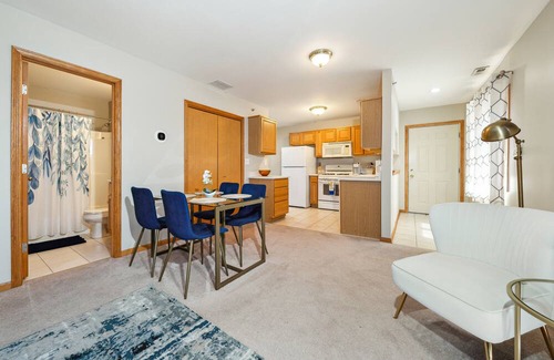 Chicago Ridge Copropriété | Navy Blues 2BR/2bath quintessential , private condo.