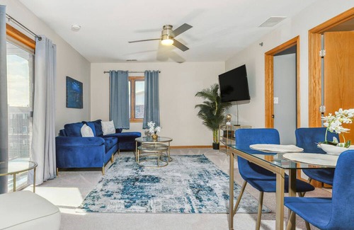 Chicago Ridge Copropriété | Navy Blues 2BR/2bath quintessential , private condo.