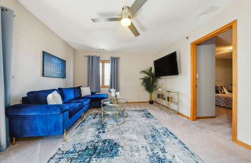Chicago Ridge Copropriété | Navy Blues 2BR/2bath quintessential , private condo.