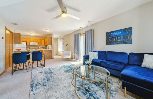 Chicago Ridge Copropriété | Navy Blues 2BR/2bath quintessential , private condo.