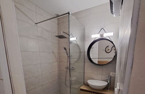 Pouilly-les-Nonains Lit Et Petit-Déjeuner | GINGKO room with kitchen, bathroom, WC and exterior