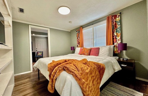 Reservoir Maison | Near it all! 2700 SqFt 1-level w/4 Comfy Kings!