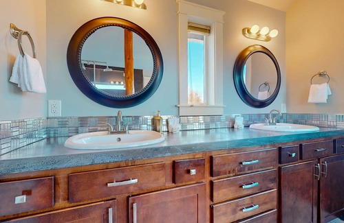 Bellingham Maison | Stunning mountain view home on 10 acres with a washer/dryer