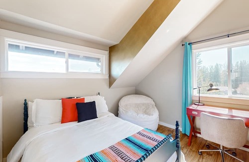 Bellingham Maison | Stunning mountain view home on 10 acres with a washer/dryer