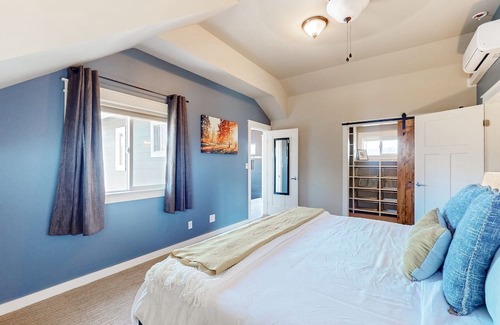 Bellingham Maison | Stunning mountain view home on 10 acres with a washer/dryer