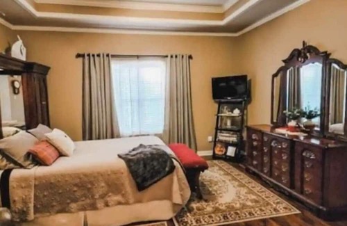 Beebe Maison | RaneyDay RedBird Retreat Water View/near Searcy AR