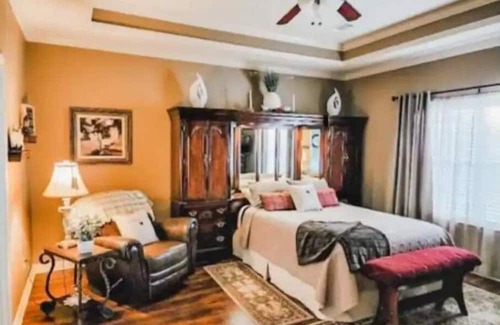 Beebe Maison | RaneyDay RedBird Retreat Water View/near Searcy AR