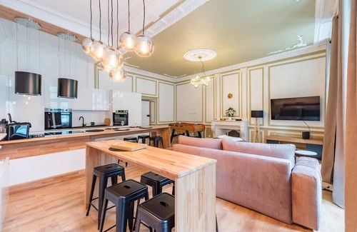 Guingamp Appartement | Logement D'exception : 10 Chambres et Babyfoot