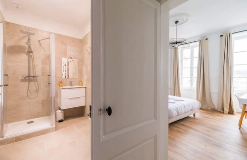 Guingamp Appartement | Logement D'exception : 10 Chambres et Babyfoot