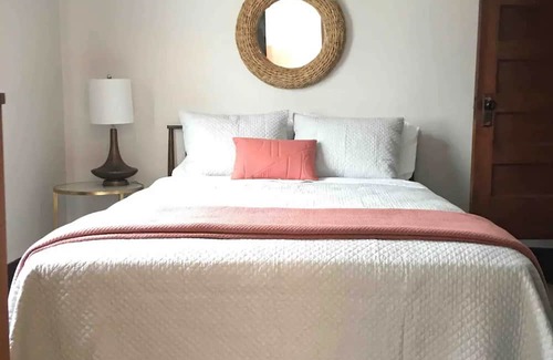 Boone Appartement | Mid Century Apartment in Downtown Boone
