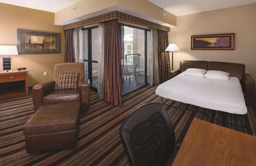South Loop Maison | Shop, Play & Relax: Ideal Stay with On-Site Water Park & Dining