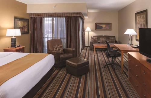 South Loop Maison | Shop, Play & Relax: Ideal Stay with On-Site Water Park & Dining