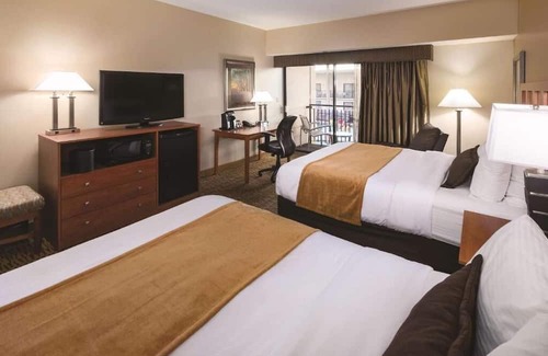 South Loop Maison | Adventure & Relaxation: Stylish Rooms with Pool & Fitness Center