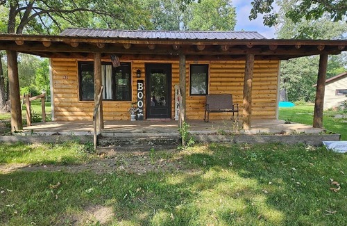 Clearbrook Maison | 1 bedroom/1 bath cabin house with garage! Large front & back deck w/big backyard