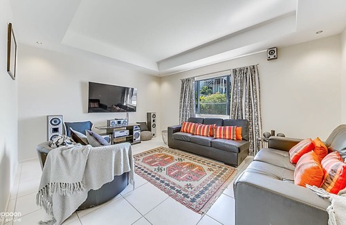 Yeppoon Maison | POOL WITH SEAVIEWS AND ENDLESS ENTERTAINING
