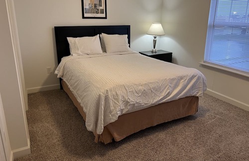 Troy Appartement | T-R-O-Y location! 2 bed 2 bath!