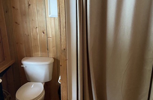 Merritt Cabine | Rustic Small Cabin