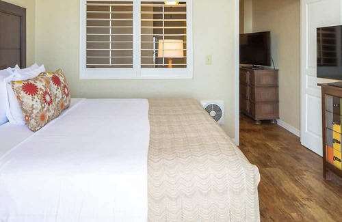 Ormond Shores Maison | Hear the Atlantic waves in this Studio resort apt in Ormond Beach with vacation