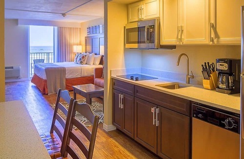 Ormond Shores Maison | Hear the Atlantic waves in this Studio resort apt in Ormond Beach with vacation