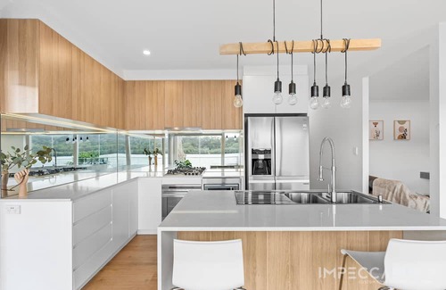 Central Coast Council Maison | Discover Your Riverside Retreat: Modern Comforts, Private Jetty, & Scenic Views!