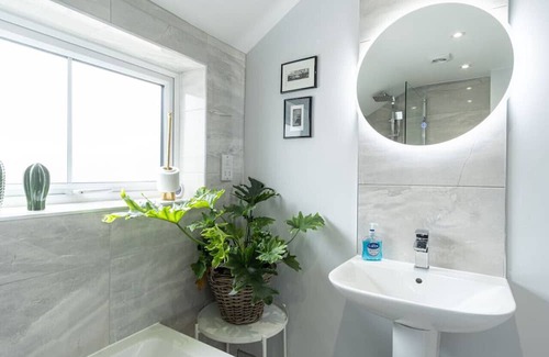Coalville Maison | Sparkenhoe - Stunning home with garden & parking