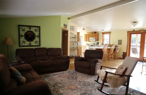 Philomath Maison | Oregon Country Setting close to town. Large covered Decks!