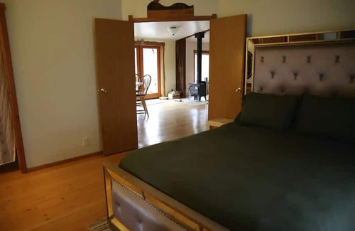 Philomath Maison | Oregon Country Setting close to town. Large covered Decks!
