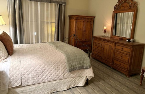 Saratoga Springs Copropriété | Walk to town and track, available for Belmont