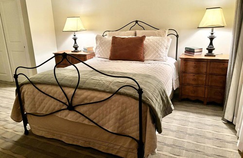 Saratoga Springs Copropriété | Walk to town and track, available for Belmont