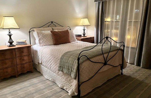 Saratoga Springs Copropriété | Walk to town and track, available for Belmont